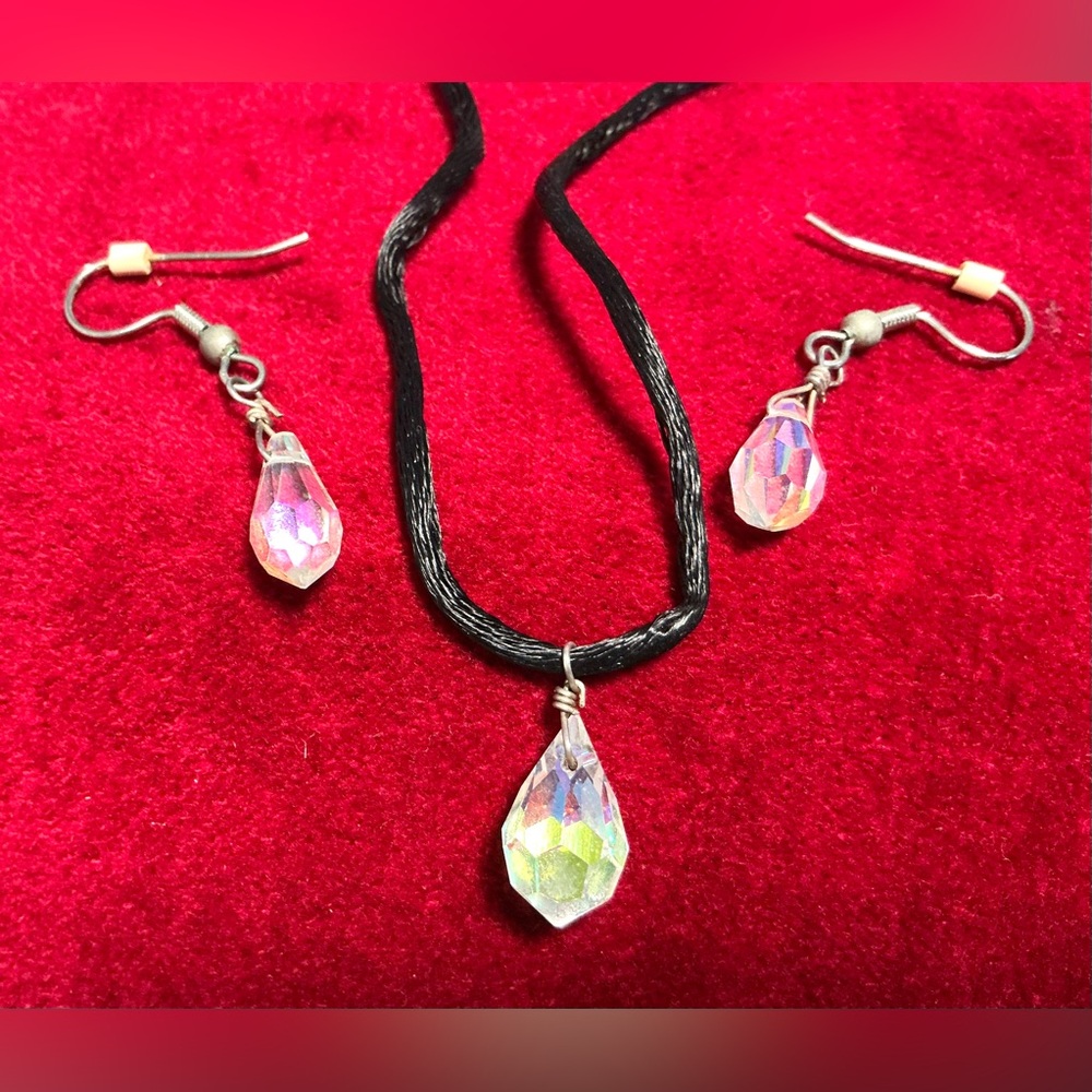 Set: Necklace & Earrings. Teardrop-Shaped Clear/Faceted Crystals/Glass Beads VTG
